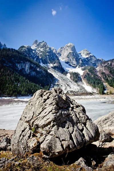 Dağlarda büyük bir kaya — Stok fotoğraf