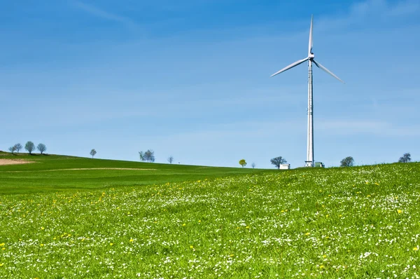 Windturbine in voorjaar weide — Stockfoto
