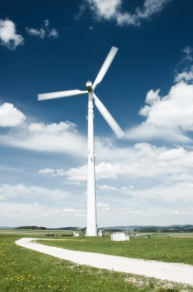 Camino a la turbina de viento — Foto de Stock