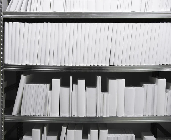 Livros brancos em uma prateleira — Fotografia de Stock