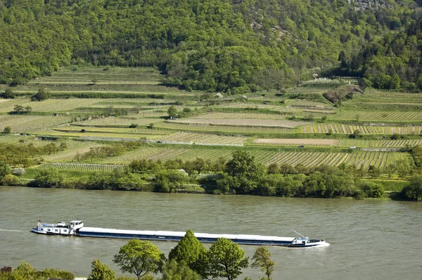 Buque de carga en el valle del Danubio — Foto de Stock
