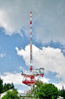 İletişim kulesi ile bulutlar