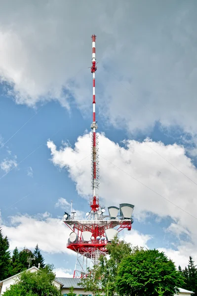 Torre de comunicación con nubes — Foto de Stock