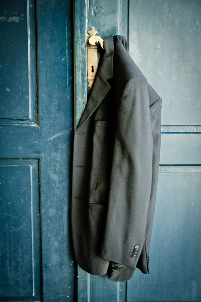 Manteau suspendu à une porte — Photo