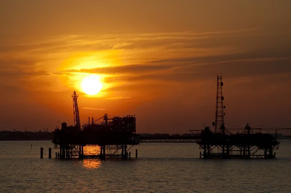 Plate-forme pétrolière au coucher du soleil — Photo