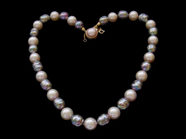 黒の背景上の真珠のネックレスの中心 — ストック写真