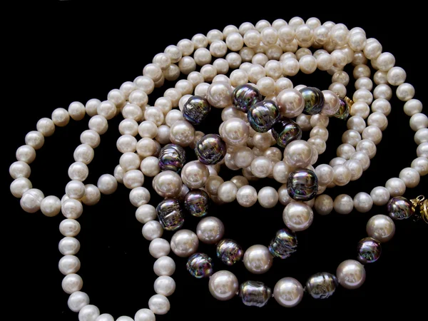 Joyería de perlas vintage sobre fondo negro — Foto de Stock