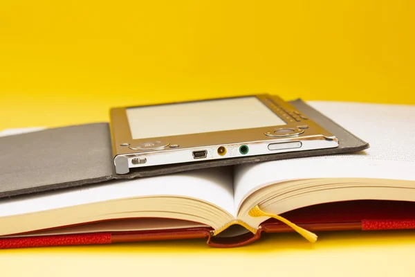 Traditional books and electronic book — Stock Photo, Image