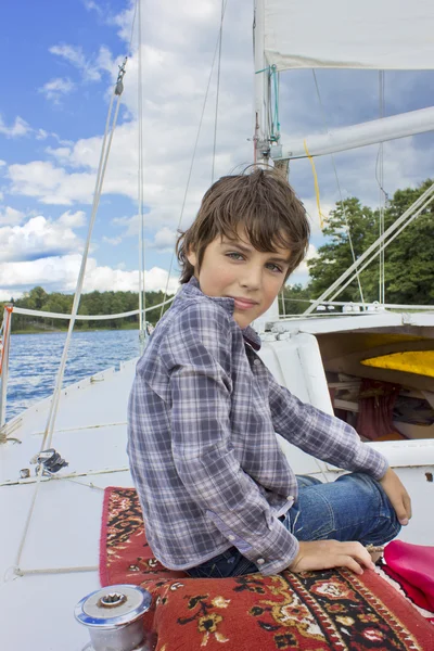 Jongen sailng op jacht — Stockfoto