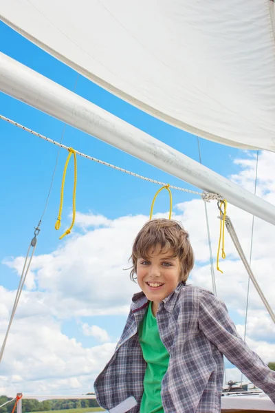 Pojke sailng på yacht — Stockfoto