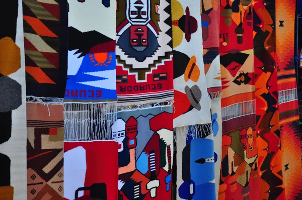 Traditionell gemusterte Alpaka-Decken hängen am Marktstand — Stockfoto