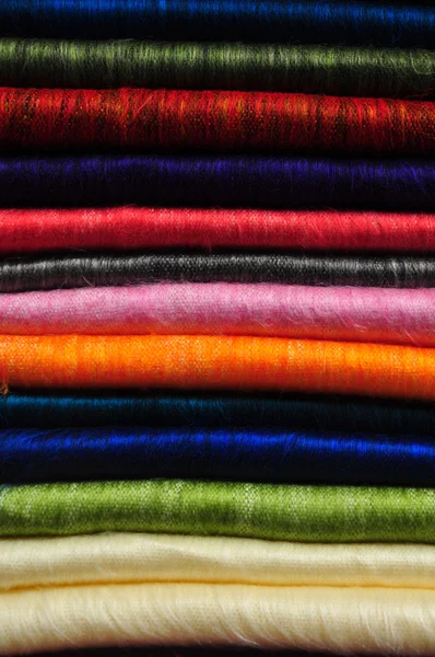 Stiva de pături alpaca pufoase viu colorate — Fotografie, imagine de stoc