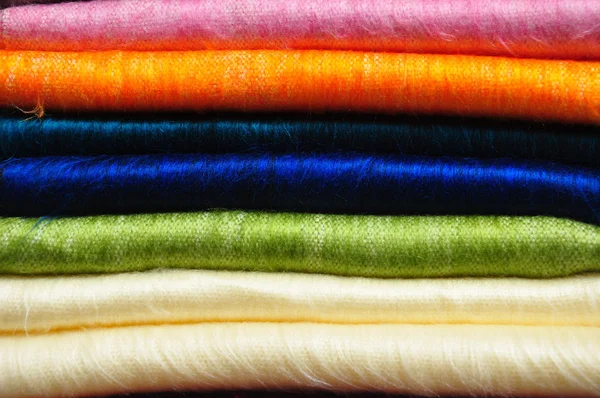 Куча ярко окрашенных пушистых одеял из альпаки Стоковое Фото