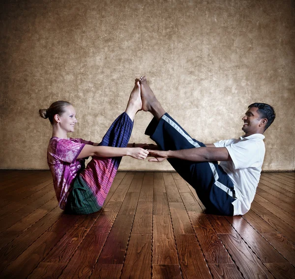 Пара йоги мужчины и женщины — стоковое фото