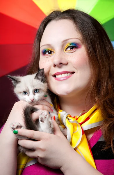 Kätzchen und Frau mit Regenbogen-Make-up — Stockfoto