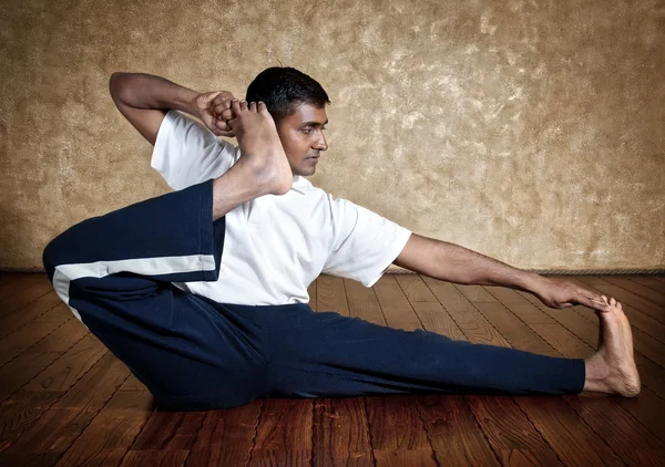 Yoga akarna dhanurasana arqueiro pose — Fotografia de Stock