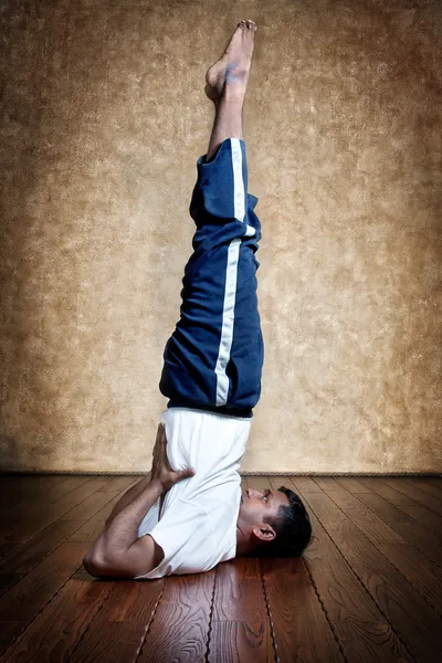 Yogaställning med sarvangasana shoulder stand — Stockfoto