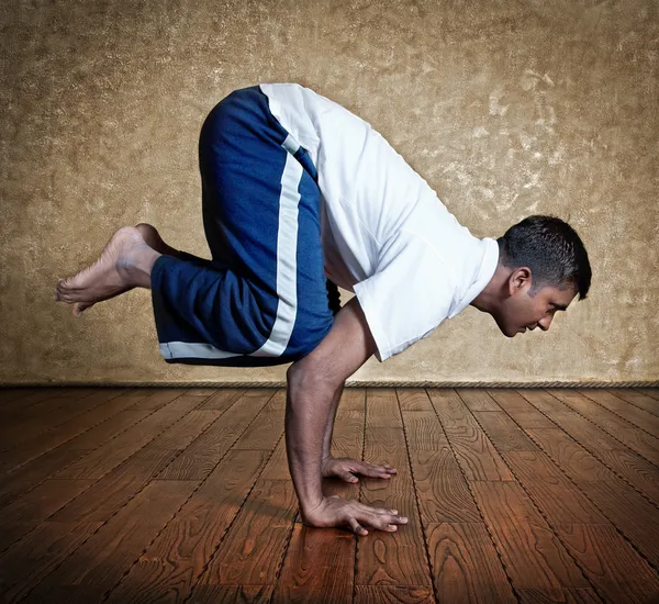 Yoga bakasana kraan vormen — Stockfoto