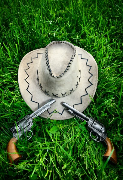 Ковбойская шляпа и два пистолета — стоковое фото