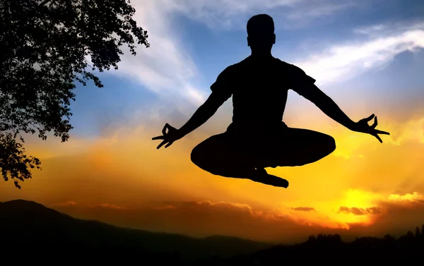 Silhouette de yoga pose de lotus en sautant — Photo