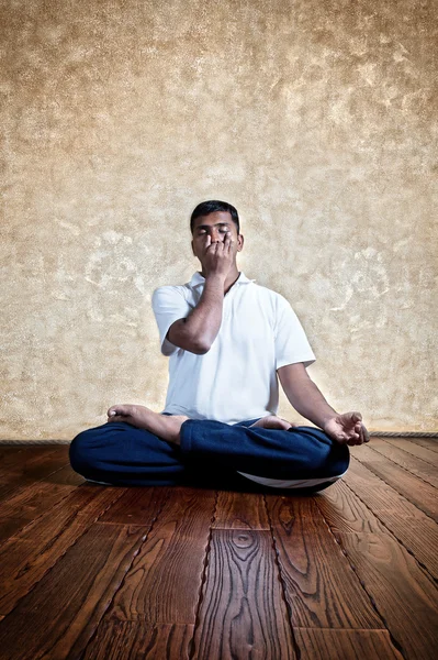 Yoga nadi suddhi pranayama — Stock Photo, Image