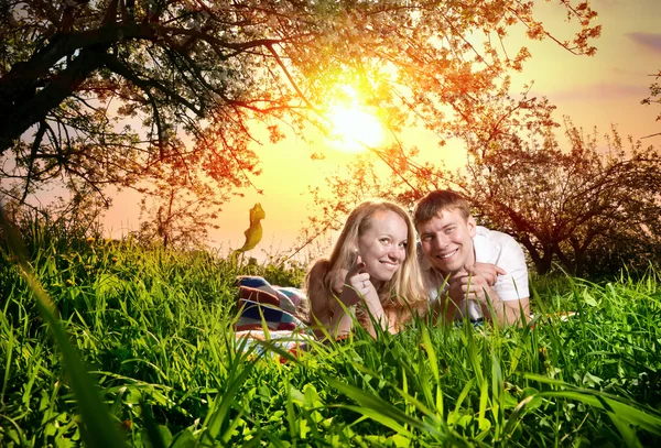 Paar auf grünem Gras — Stockfoto