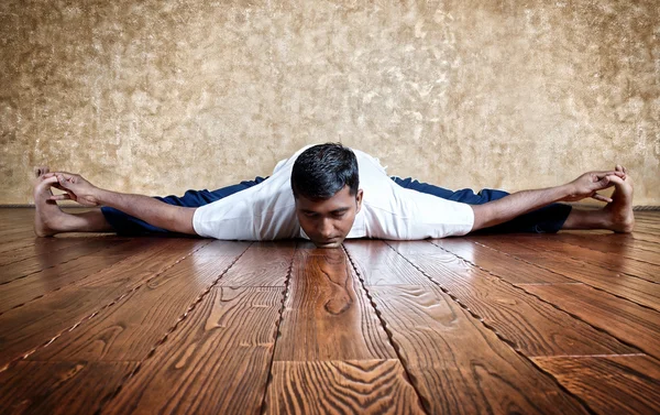 Upavista konasana yogaställning — Stockfoto
