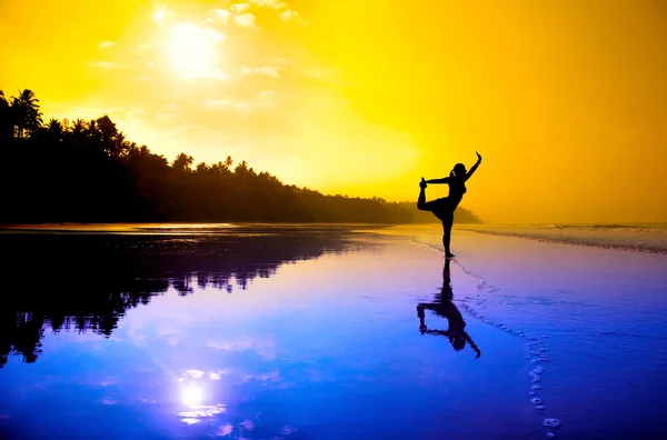 Yoga natarajasana sur la plage — Photo