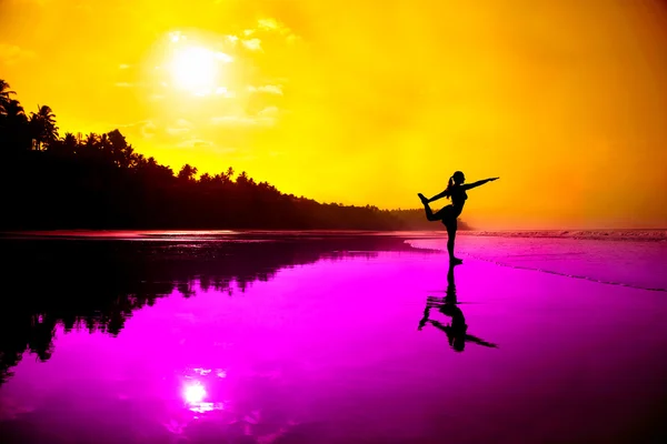 Yoga natarajasana op het strand — Stockfoto