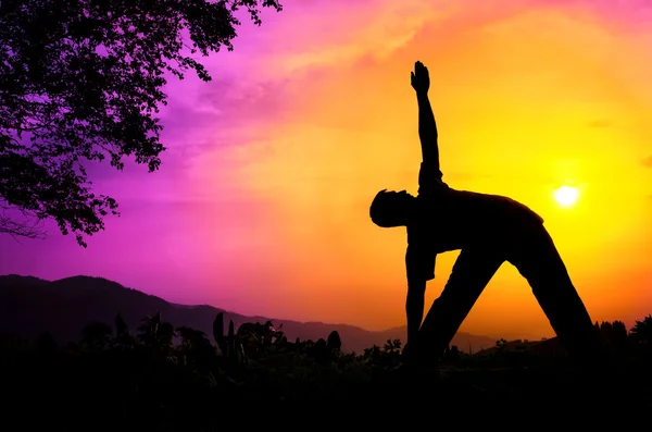 Silhouette yoga utthita trikonasana triangolo posa — Foto Stock