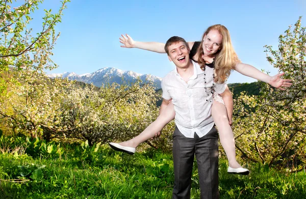 Пара веселится вокруг цветущих деревьев — стоковое фото