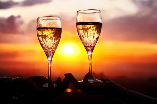 眼镜与香槟酒日落时可以缓解压力 — 图库照片