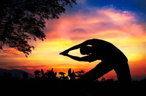 Yoga silhueta parighasana feixe pose — Fotografia de Stock
