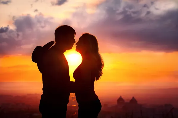 Couple silhouette at sunset — Stock Photo, Image