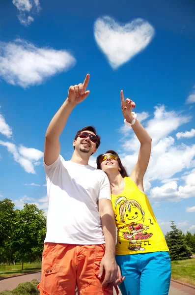 Couple pointing at cloud heart — Stock Photo, Image