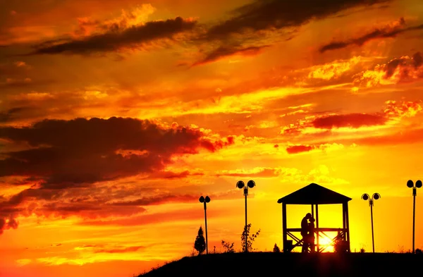 Coppia silhouette al tramonto — Foto Stock