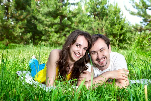 Par på grönt gräs — Stockfoto