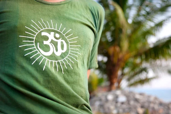 Símbolo de Om em camiseta verde — Fotografia de Stock