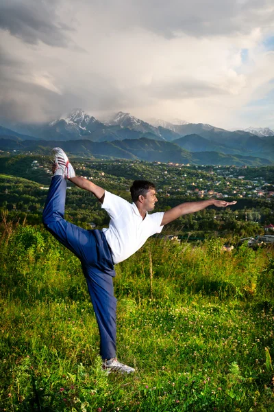 瑜伽 natarajasana 舞者构成在山中 — 图库照片