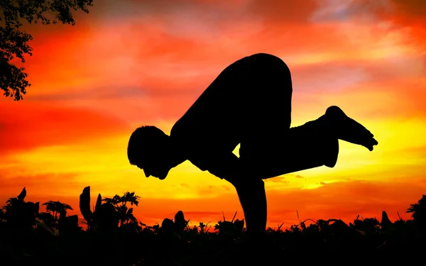 Silhouette de yoga pose de grue bakasana — Photo