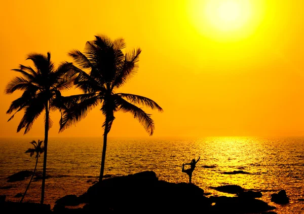 Silhueta de Yoga natarajasana ao pôr do sol — Fotografia de Stock