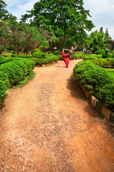 Jógapozíció natarajasana táncos lalbagh kertben — Stock Fotó
