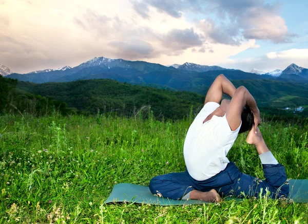 Yoga Eka Pada Rajakapotasana pose in mountains — Stockfoto