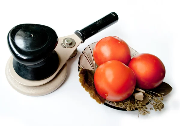 Машина для консервування з помідорами — стокове фото