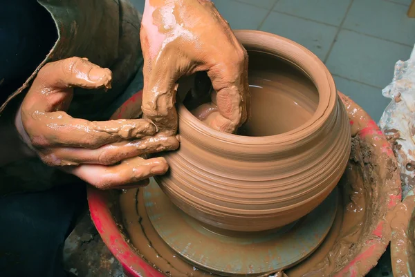 Руки гончаря, створюючи глиняну банку на колі — стокове фото