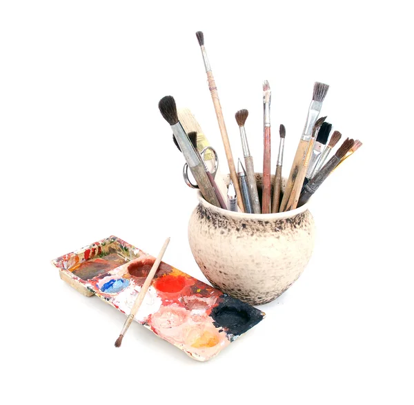Palete and pot with brushes — Stock Photo, Image
