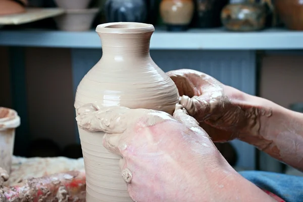 Керамическая бутылка на гончарном круге — стоковое фото