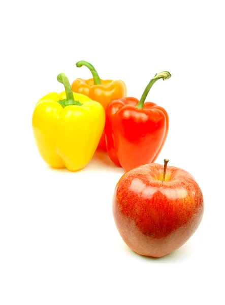 Mela e pepe giallo, rosso e verde su bianco — Foto Stock