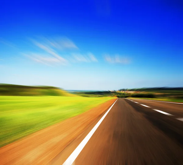 Blurred road and blue blurred sky — Stock Photo, Image
