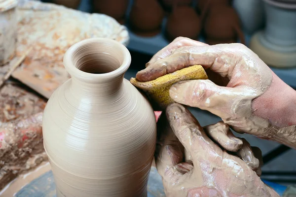 Botella de cerámica en la rueda de un alfarero.Procesamiento por una esponja — Foto de Stock